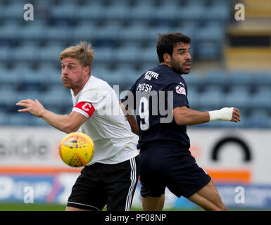 Dens Park, Dundee, Royaume-Uni. Août 18, 2018. Coupe de la ligue écossaise de football, deuxième tour, Dundee et Ayr United ; Jamie Adams d'Ayr United et Sofien Moussa de Dundee : Action Crédit Plus Sport/Alamy Live News Banque D'Images