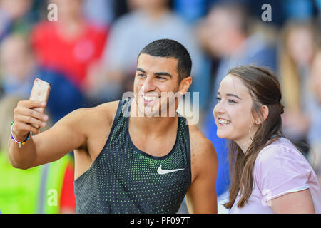 Birmingham, UK. 18 août 2018. Adam Gemili prend une photo avec une jeune femme au cours de l'IAAF Diamond League 2018 - Birmingham au Alexander Stadium le Samedi, 18 août 2018. BIRMINGHAM, ANGLETERRE. Credit : Crédit : Wu G Taka Taka Wu/Alamy Live News Banque D'Images