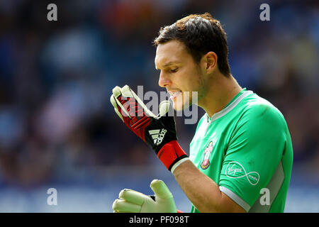 Liverpool, Royaume-Uni. 18 août 2018. Le gardien de Southampton Alex McCarthy mouille ses gants. . Premier League, Everton v Southampton à Goodison Park à Liverpool le samedi 18 août 2018. Cette image ne peut être utilisé qu'à des fins rédactionnelles. Usage éditorial uniquement, licence requise pour un usage commercial. Aucune utilisation de pari, de jeux ou d'un seul club/ligue/dvd publications. Photos par Chris Stading/Andrew Orchard la photographie de sport/Alamy live news Banque D'Images