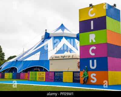 Edinburgh Fringe Festival, Édimbourg, Royaume-Uni. 18 août 2018. Le Meadows, Édimbourg, Écosse Royaume-Uni. Un jeune garçon à l'Achille du moyeu du Cirque sur les prés Banque D'Images