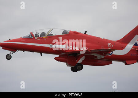 Biggin Hill,UK,le 18 août,2018,Festival de Biggin Hill commémore le vol de l'année du centenaire de la RAF, l'équipe de Biggin Hill équipe a lancé les 100 ans de l'aviation en inspirant les jeunes à poursuivre des carrières dans l'industrie. Sa proposition de créer le Collège de technologie aérospatiale et de Londres a été également présentée sur place pendant le Festival de l'aviation. La foule a été traitée à l'affiche par les flèches rouges, Chinook HC6, Battle of Britain Memorial Flight, Spitfire X1, aile marcheurs et beaucoup d'autres.Credit:Keith Larby/Alamy Live News Banque D'Images