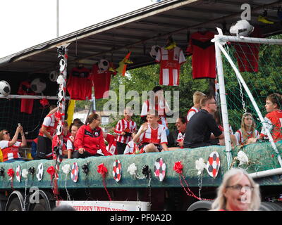 Sheerness, Kent, UK. Août 18, 2018. Sheerness Carnaval d'été : des centaines de personnes dans les rues bordées de Sheerness dans le Kent pour le carnaval d'été annuel avec une grande variété de flotte sur l'écran. Credit : James Bell/Alamy Live News Banque D'Images