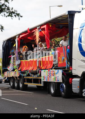 Sheerness, Kent, UK. Août 18, 2018. Sheerness Carnaval d'été : des centaines de personnes dans les rues bordées de Sheerness dans le Kent pour le carnaval d'été annuel avec une grande variété de flotte sur l'écran. Credit : James Bell/Alamy Live News Banque D'Images