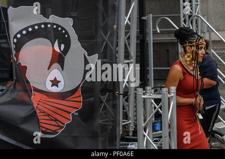 Londres, Royaume-Uni. 18 août 2018. L'événement commémoratif national annuel à Trafalgar Square se souvient et rend hommage aux victimes de l'Holocauste Africain/transatlantique des esclaves et l'esclavage International promu le Jour du Souvenir, le 23 août. L'événement appelé pour les Africains pour célébrer leur identité et à se souvenir de leurs ancêtres, et a commencé à se souvenir des libations de nombreux héros noir. ers a parlé de la discrimination dans le système éducatif britannique et l e Crédit : Peter Marshall/Alamy Live News Banque D'Images