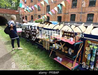 Week-end Festival Du Canal Blisworth englobe tout le village des rives du Grand Union Canal, à Blisworth Hall et au-delà. Un événement annuel qui réunit dans les visiteurs et amateurs de canalboat de loin pour profiter de sites dignes d'intérêt y compris : chiens, oiseaux de proie, classic et de véhicules militaires, canal en bateau et des commerçants, de l'artisanat, manèges forains et bien plus encore. 18 août 2018 Photo par Keith Mayhew Banque D'Images