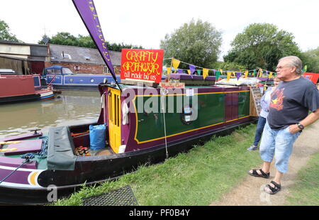 Week-end Festival Du Canal Blisworth englobe tout le village des rives du Grand Union Canal, à Blisworth Hall et au-delà. Un événement annuel qui réunit dans les visiteurs et amateurs de canalboat de loin pour profiter de sites dignes d'intérêt y compris : chiens, oiseaux de proie, classic et de véhicules militaires, canal en bateau et des commerçants, de l'artisanat, manèges forains et bien plus encore. 18 août 2018 Photo par Keith Mayhew Banque D'Images