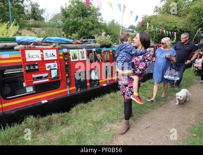 Week-end Festival Du Canal Blisworth englobe tout le village des rives du Grand Union Canal, à Blisworth Hall et au-delà. Un événement annuel qui réunit dans les visiteurs et amateurs de canalboat de loin pour profiter de sites dignes d'intérêt y compris : chiens, oiseaux de proie, classic et de véhicules militaires, canal en bateau et des commerçants, de l'artisanat, manèges forains et bien plus encore. 18 août 2018 Photo par Keith Mayhew Banque D'Images