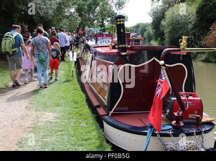 Week-end Festival Du Canal Blisworth englobe tout le village des rives du Grand Union Canal, à Blisworth Hall et au-delà. Un événement annuel qui réunit dans les visiteurs et amateurs de canalboat de loin pour profiter de sites dignes d'intérêt y compris : chiens, oiseaux de proie, classic et de véhicules militaires, canal en bateau et des commerçants, de l'artisanat, manèges forains et bien plus encore. 18 août 2018 Photo par Keith Mayhew Banque D'Images