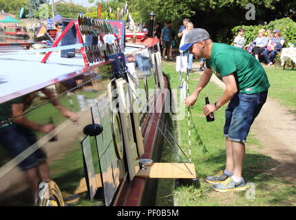 Week-end Festival Du Canal Blisworth englobe tout le village des rives du Grand Union Canal, à Blisworth Hall et au-delà. Un événement annuel qui réunit dans les visiteurs et amateurs de canalboat de loin pour profiter de sites dignes d'intérêt y compris : chiens, oiseaux de proie, classic et de véhicules militaires, canal en bateau et des commerçants, de l'artisanat, manèges forains et bien plus encore. 18 août 2018 Photo par Keith Mayhew Banque D'Images