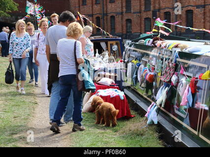 Week-end Festival Du Canal Blisworth englobe tout le village des rives du Grand Union Canal, à Blisworth Hall et au-delà. Un événement annuel qui réunit dans les visiteurs et amateurs de canalboat de loin pour profiter de sites dignes d'intérêt y compris : chiens, oiseaux de proie, classic et de véhicules militaires, canal en bateau et des commerçants, de l'artisanat, manèges forains et bien plus encore. 18 août 2018 Photo par Keith Mayhew Banque D'Images