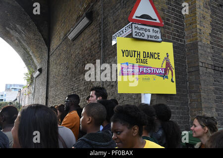 Des centaines d'assister à l'Africa Centre Summer Festival 2018 celebrating African Diaspora et la musique, la danse, la mode et l'art ! Avec des centaines de décrochage et delicrous la nourriture et des boissons à l'Africa Centre le 18 août 2018, Southwark, London, UK. Banque D'Images