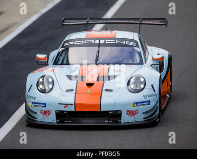 Circuit de Silverstone, au Royaume-Uni. Août 18, 2018. FIA World Endurance Championship, la Porsche 911 RSR LMGTE Am course voiture de l'équipe Gulf Racing (DEU) entraînée par Michael Wainwright (GBR) Benjamin Barker (GBR) et Alexander Davison (AUS) dans la voie des stands lors des Essais Libres 3 du Round 3 du FIA World Endurance Championship à Silverstone : Action Crédit Plus Sport/Alamy Live News Banque D'Images