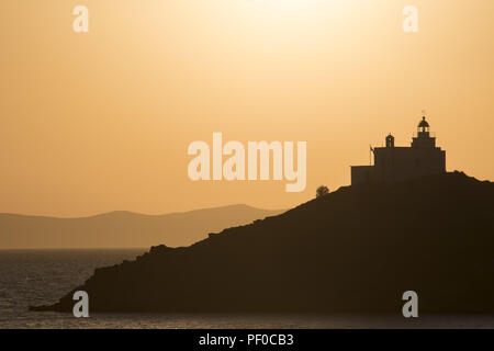 Le soleil se couche sur un phare dans l'île de Kéa. Kea est une heure de ferry depuis Athènes et attire aussi de nombreux voyageurs internationaux. Août 18, 2018. Credit : Nikolas Georgiou/ZUMA/Alamy Fil Live News Banque D'Images