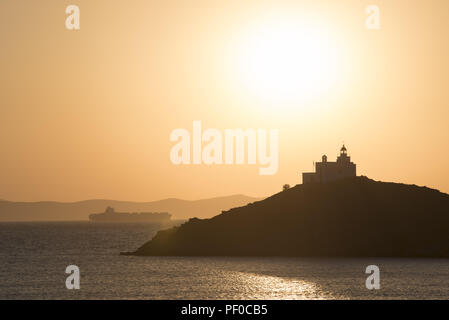Le soleil se couche sur un phare dans l'île de Kéa. Kea est une heure de ferry depuis Athènes et attire aussi de nombreux voyageurs internationaux. Août 18, 2018. Credit : Nikolas Georgiou/ZUMA/Alamy Fil Live News Banque D'Images