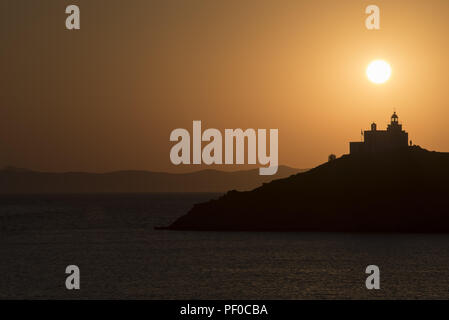 Le soleil se couche sur un phare dans l'île de Kéa. Kea est une heure de ferry depuis Athènes et attire aussi de nombreux voyageurs internationaux. Août 18, 2018. Credit : Nikolas Georgiou/ZUMA/Alamy Fil Live News Banque D'Images