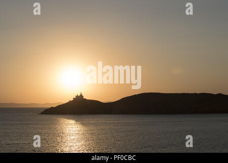 Le soleil se couche sur un phare dans l'île de Kéa. Kea est une heure de ferry depuis Athènes et attire aussi de nombreux voyageurs internationaux. Août 18, 2018. Credit : Nikolas Georgiou/ZUMA/Alamy Fil Live News Banque D'Images