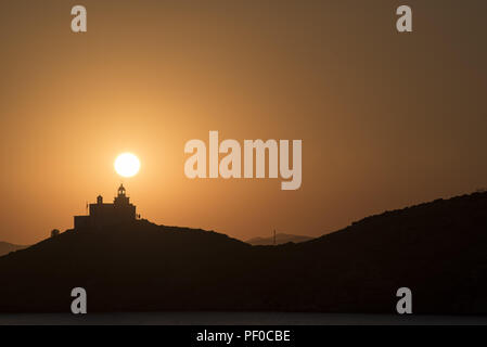 Le soleil se couche sur un phare dans l'île de Kéa. Kea est une heure de ferry depuis Athènes et attire aussi de nombreux voyageurs internationaux. Août 18, 2018. Credit : Nikolas Georgiou/ZUMA/Alamy Fil Live News Banque D'Images