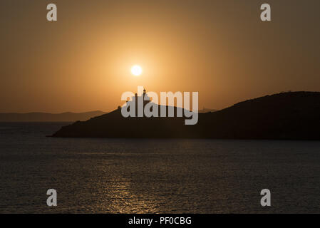 Le soleil se couche sur un phare dans l'île de Kéa. Kea est une heure de ferry depuis Athènes et attire aussi de nombreux voyageurs internationaux. Août 18, 2018. Credit : Nikolas Georgiou/ZUMA/Alamy Fil Live News Banque D'Images