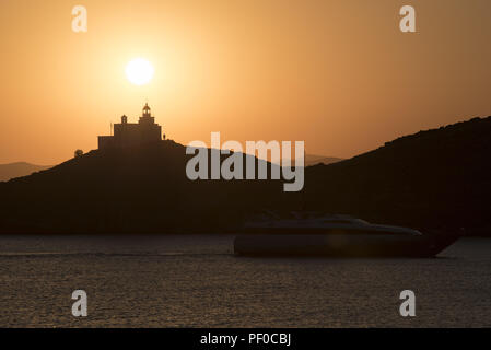 Le soleil se couche sur un phare dans l'île de Kéa. Kea est une heure de ferry depuis Athènes et attire aussi de nombreux voyageurs internationaux. Août 18, 2018. Credit : Nikolas Georgiou/ZUMA/Alamy Fil Live News Banque D'Images
