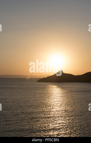 Le soleil se couche sur un phare dans l'île de Kéa. Kea est une heure de ferry depuis Athènes et attire aussi de nombreux voyageurs internationaux. Août 18, 2018. Credit : Nikolas Georgiou/ZUMA/Alamy Fil Live News Banque D'Images