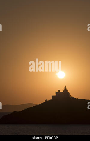 Le soleil se couche sur un phare dans l'île de Kéa. Kea est une heure de ferry depuis Athènes et attire aussi de nombreux voyageurs internationaux. Août 18, 2018. Credit : Nikolas Georgiou/ZUMA/Alamy Fil Live News Banque D'Images