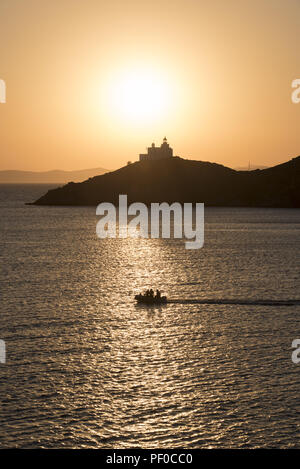Le soleil se couche sur un phare dans l'île de Kéa. Kea est une heure de ferry depuis Athènes et attire aussi de nombreux voyageurs internationaux. Août 18, 2018. Credit : Nikolas Georgiou/ZUMA/Alamy Fil Live News Banque D'Images