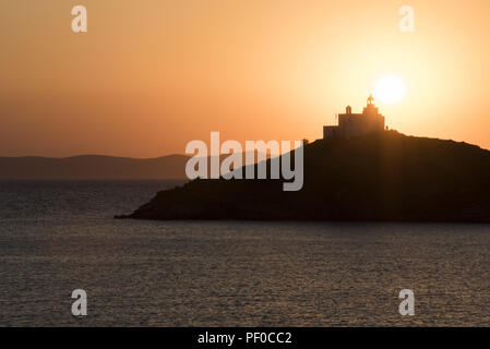 Le soleil se couche sur un phare dans l'île de Kéa. Kea est une heure de ferry depuis Athènes et attire aussi de nombreux voyageurs internationaux. Août 18, 2018. Credit : Nikolas Georgiou/ZUMA/Alamy Fil Live News Banque D'Images