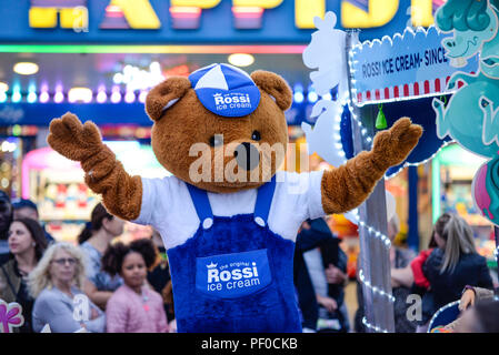 SummerCare Southend Carnival Procession. Southend on Sea, Essex, Royaume-Uni. Rossi la crème glacée dans le défilé du carnaval de l'ours Banque D'Images