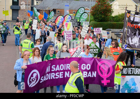 Comté de Tyrone, UK. 18 août 2018. Le Sinn Féin Partie Civil Rights Commémoration 50 ans sur Mars à partir du premier mars de Coalisland à Dungannon, tandis qu'une protestation contre la vie Pro et marche a lieu contre la politique du Sinn Féin sur le soutien à l'avortement. Coalisland : comté de Tyrone : UK : 18 août 2018 Credit : Mark Winter/Alamy Live News Banque D'Images