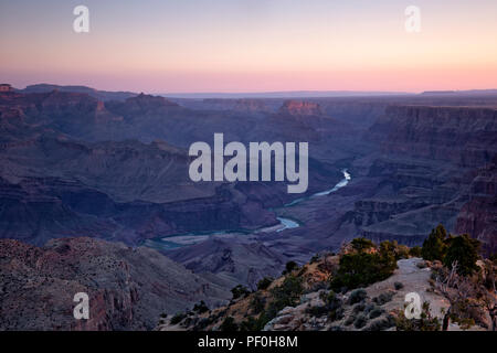 AZ00304-00...ARIZONA - Lever du Soleil sur le fleuve Colorado à partir de la zone de vue du désert dans le Parc National du Grand Canyon. Banque D'Images