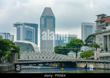 Siingapore - 9 août : Skyline avec bâtiments de l'hôtel et le pont suspendu. Banque D'Images