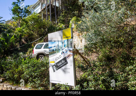Accueil Résidentiel à Palm Beach avec les agents immobiliers vendus signe, plages du nord de Sydney, Australie Banque D'Images