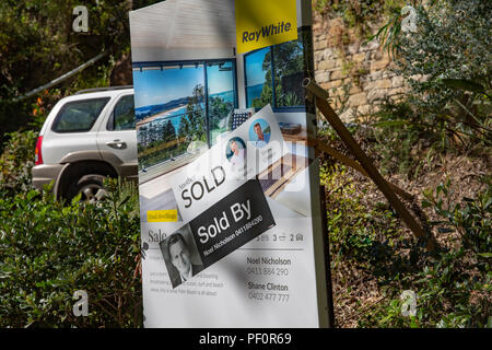 Vendu signe sur real estate board pour les immeubles résidentiels à whale beach, Sydney, Australie Banque D'Images