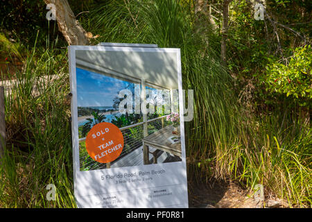 Accueil Résidentiel à Palm Beach avec les agents immobiliers vendus signe, plages du nord de Sydney, Australie Banque D'Images