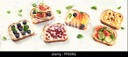 Toasts pour le petit déjeuner d'été en bonne santé. Mise à plat. Panorama Banque D'Images