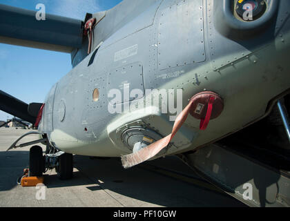 Un CV-22 Osprey avion à rotors basculants est assis sur l'affichage sur l'aire à Hurlburt Field, en Floride, le 23 juillet 2018. Aviateurs avec la 505ème aile de commandement et de contrôle a visité divers Air Force Special Operations Command aircraft pour acquérir une meilleure compréhension des capacités uniques des commandos de l'air fournissent à la mission à tout moment et en tout lieu. (U.S. Photo de l'Armée de l'air par le lieutenant Kayshel Trudell) 1er Banque D'Images