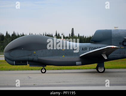 Un RQ-4 Global Hawk, affecté à la 12e Escadron de reconnaissance, fait une première apparition au cours de l'exercice Red Flag Alaska 18-3, Août 16, 2018, à Eielson Air Force Base, en Alaska. Le RQ-4 participe à RF-A afin d'améliorer l'interopérabilité de la plate-forme avec d'autres missions des unités. (U.S. Air Force photo par un membre de la 1re classe Tristan D. Viglianco) Banque D'Images