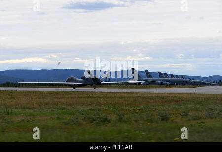 Un RQ-4 Global Hawk, affecté à la 12e Escadron de reconnaissance, des taxis par une flotte de KC-135 Stratotankers Red Flag Alaska pendant 18-3, Août 16, 2018, à Eielson Air Force Base, en Alaska. Cette itération de l'exercice comprend plus de 100 aéronefs, de plus d'une douzaine d'unités aux États-Unis, l'Australie, le Canada et la Grande-Bretagne. (U.S. Air Force photo par un membre de la 1re classe Tristan D. Viglianco) Banque D'Images