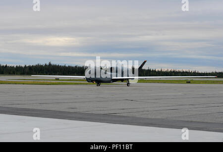 Un RQ-4 Global Hawk, affecté à la 12e Escadron de reconnaissance, taxis la piste à Red Flag Alaska 18-3, Août 16, 2018, à Eielson Air Force Base, en Alaska. RF-A est une armée de l'air du Pacifique réalisé d'entraînement effectué sur la chaîne de l'Alaska commun du Pacifique complexe. (U.S. Air Force photo par un membre de la 1re classe Tristan D. Viglianco) Banque D'Images