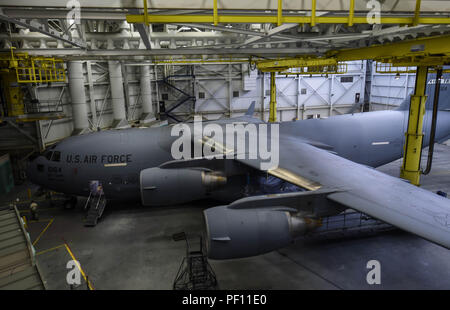 Un C-17 Globemaster III de Travis Air Force Base, en Californie, se trouve dans un hangar grange peinture pour retouches de peinture le 6 août 2018, à Joint Base Lewis-McChord, dans l'État de Californie lois empêchent les aviateurs Travis de pulvérisation de peinture-leur des C-17, de sorte qu'ils apportèrent au McChord où il est admis. (U.S. Photo de l'Armée de l'air par la Haute Airman Tryphena Mayhugh) Banque D'Images