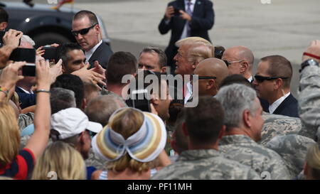 Le président des États-Unis, Donald J. Trump salue les amis et la famille à l'aéroport de Francis S. Gabreski, Westhampton Beach, NEW YORK, le 17 août 2018. Francis S. Gabreski Airport est l'accueil de la Garde nationale aérienne de New York's 106e Escadre de sauvetage. (U.S. Photo de la Garde nationale aérienne capitaine principal Sgt. Chéran A. Cambridge) Banque D'Images