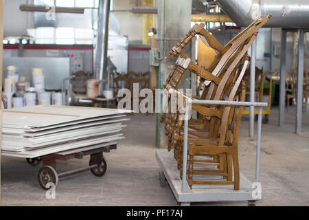 Usine de meubles. Fabrication de chaises chaises .Création Banque D'Images