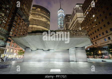 Le Mémorial de la faim irlandais de nuit dans Battery Park City, Manhattan, New York City. Banque D'Images