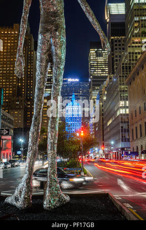 À l'Avenue du Parc vers le bas dans la nuit vers l'Helmsley Building. Banque D'Images