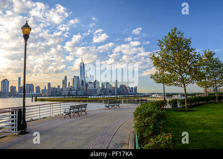 Le centre-ville de New York et le Lower Manhattan vu du côté de Jersey City de la rivière Hudson. Banque D'Images