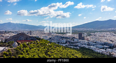 Athènes, Grèce. La colline du Lycabette et théâtre en plein air, la ville d'Athènes vue aérienne Banque D'Images