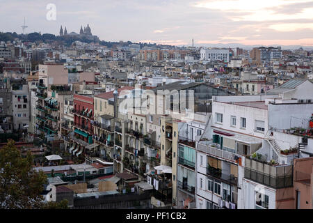 Quartier résidentiel à haute densité sur les Ramblas de Barcelone Espagne Retour des bâtiments avec balcon Banque D'Images