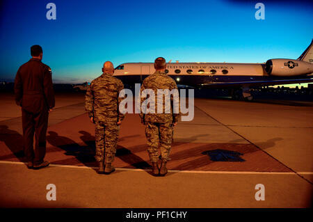 U.S. Air Force Colonel James Meger, 355e Escadre de chasse, commandant en chef de l'US Air Force Master Sgt. Jose Barraza, 12th Air Force (Force aérienne), chef du Commandement Sud de l'US Air Force et le lieutenant-général Chris Nowland, 12ème AF (AFSOUTH) Commandant, préparer l'arrivée de U.S. Navy Adm. Kurt Tidd, U.S. Southern Command, le commandement de l'armée américaine, et le Sgt. Le major William Zaiser, U.S. SOUTHCOM enrôlé senior leader, à la base aérienne Davis-Monthan AFB, en Arizona, le 22 février 2016. Tidd a pris le commandement de U.S. SOUTHCOM le 14 janvier 2016, et est se familiariser avec les divers services de composants qui composent un combattant com Banque D'Images