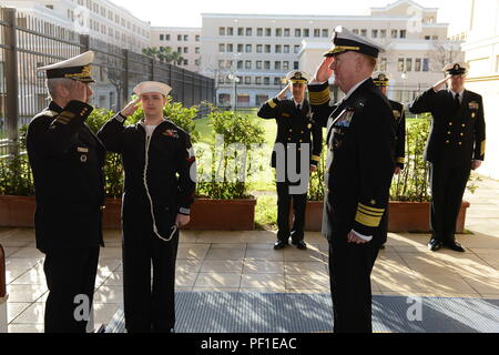 160226-N-OX801-031 La base navale américaine de Naples, Italie (fév. 26, 2016), commandant de la sixième flotte américaine, Vice-Adm. James Foggo, III, droite, se félicite Chef d'Opérations Navales Bulgare, arrière Adm. Mitko Petev, à l'administration centrale de la flotte des États-Unis 6e, 26 février 2016. Les hauts dirigeants de la forces maritimes dans la région de la mer Noire se sont réunis à Naples, en Italie, pour le premier Colloque sur la sécurité maritime de la mer Noire hébergé par Commander, U.S. Naval Forces Europe 25-26 février, 2016. L'objectif du symposium est de renforcer la coopération régionale par la mise en commun des connaissances et de développer des recommandations pour aborder la sécurité maritime mutuel Banque D'Images