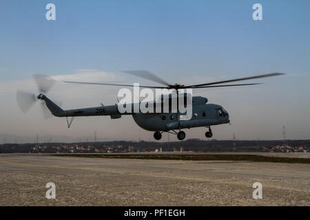 Un hélicoptère MI-17 croate prend de Camp Bondsteel, au Kosovo, au cours de deux jours, plusieurs bâtiments de l'exercice de l'aviation tenue pour tester des équipages de fonctionner comme une seule équipe et communiquer les uns avec les autres en vol, 23 février 2016, à Camp Bondsteel, au Kosovo. L'exercice a été exécuté par des membres de la Garde nationale du Connecticut, du 1er bataillon du 169e Régiment d'aviation afin de former les soldats qui prendront leur place au Kosovo : la garde nationale de l'Arizona's 2-285ème bataillon d'hélicoptères d'assaut. La rotation actuelle de la Garde nationale et des soldats de la réserve de l'armée américaine ont été au service withi Banque D'Images